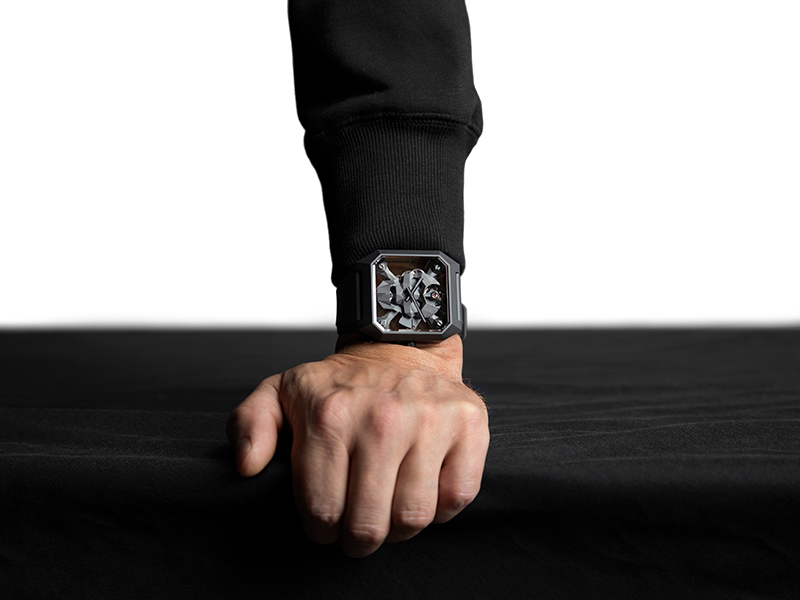 اخرج عن المألوف واكمل اطلالتك مع ساعة Bell & Ross الجديدة